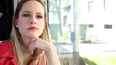 Güzel sarışın kadın tramvay