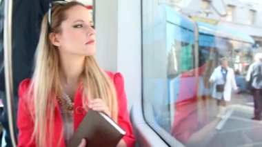 Kadın holding kitap tramvay