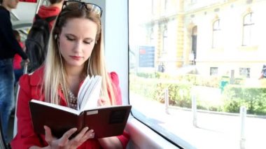 Kadın tramvay içinde kitap okumak