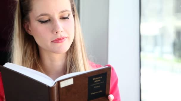 Mujer sentada y leyendo en el tranvía — Vídeos de Stock