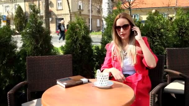 Vrouw praten over de telefoon in koffie winkel — Stockvideo