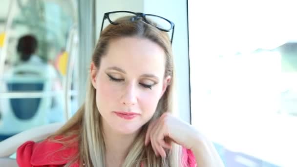 Женщина разговаривает с камерой в трамвае — стоковое видео