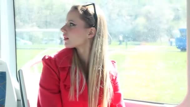 Mujer joven rubia en tranvía — Vídeo de stock