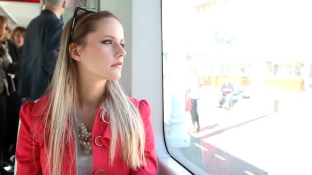 Γυναίκα που ψάχνει έξω από το παράθυρο με τραμ — Αρχείο Βίντεο