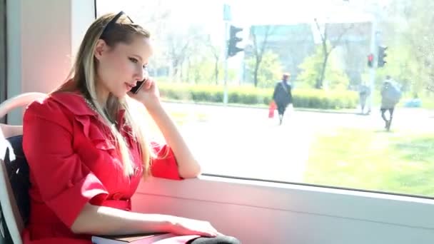 Donna in tram che parla al telefono — Video Stock