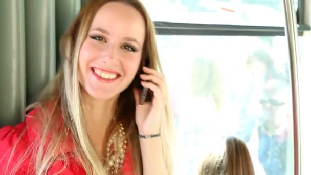 Žena na tramvaj na telefonu — Stock video