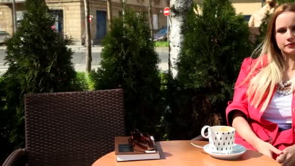 Mulher sentada na cadeira no café — Vídeo de Stock