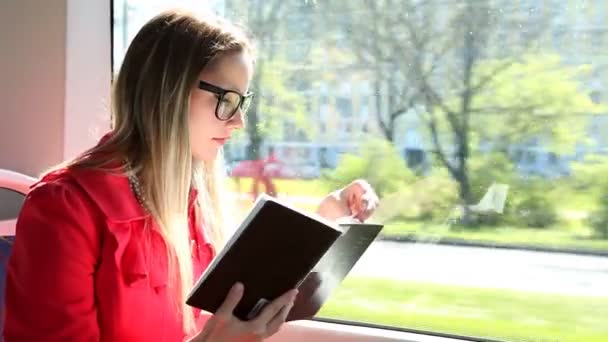 Vrouw lezing boek over tram — Stockvideo