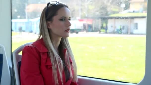 Jonge vrouw praten over tram — Stockvideo