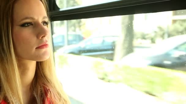 트램에서 아름 다운 젊은 여자 — 비디오