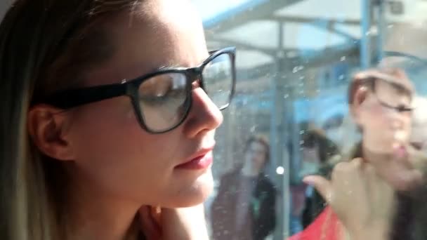 Donna che cavalca nel tram e guarda fuori dalla finestra — Video Stock