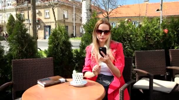 Woman sitting in coffee shop — Stock Video