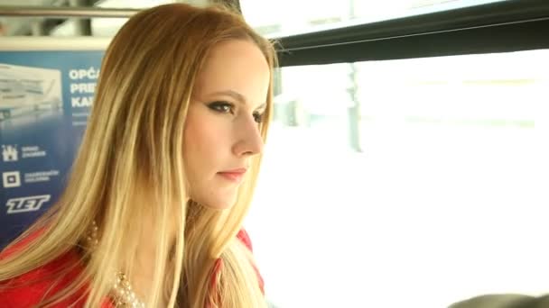 Schöne junge Frau in der Straßenbahn — Stockvideo