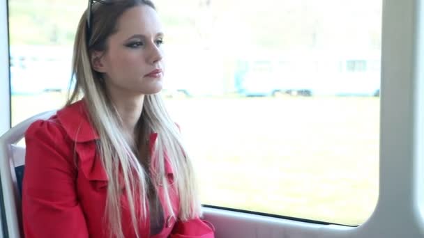 Красивая женщина разговаривает в трамвае — стоковое видео