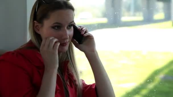 Mujer hablando por teléfono móvil en tranvía — Vídeos de Stock