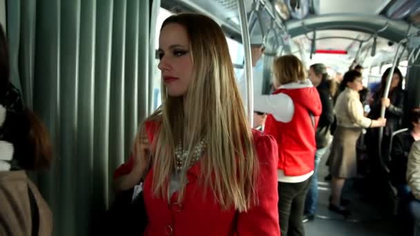 Frau steht in Straßenbahn — Stockvideo