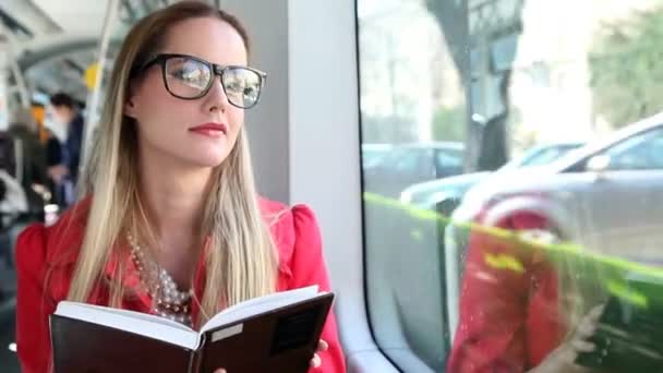 Donna seduta a leggere nel tram — Video Stock