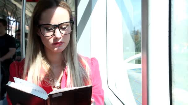 Donna seduta a leggere nel tram — Video Stock