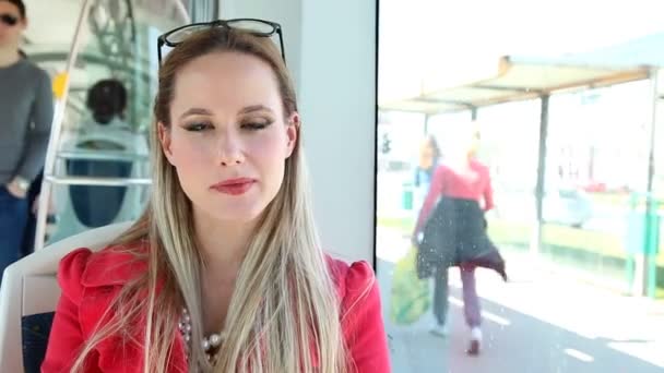 Mooie blonde vrouw riding tram — Stockvideo