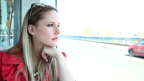 Femme regardant par la fenêtre sur le tram — Video