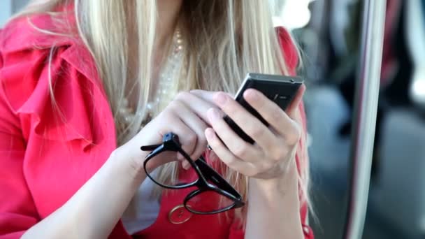 Frau benutzte Handy in Straßenbahn — Stockvideo