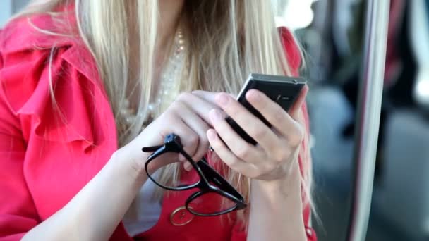 Žena, používání mobilního telefonu na tramvaj — Stock video