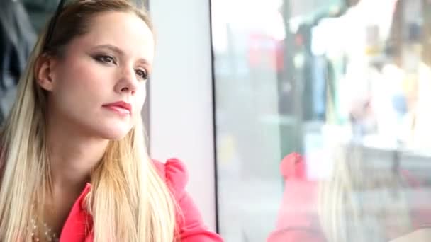 Mujer mirando por la ventana en tranvía — Vídeos de Stock