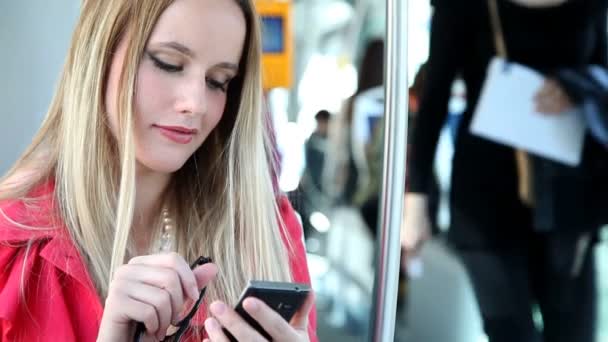 Frau benutzte Handy in Straßenbahn — Stockvideo