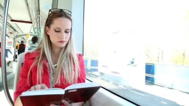Kobieta czytanie książki na tramwaj — Wideo stockowe