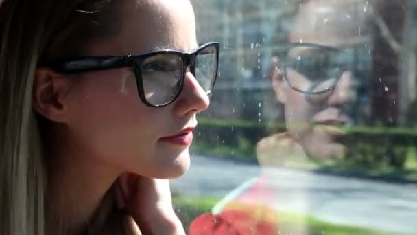 骑在电车和看着窗外的女人 — 图库视频影像
