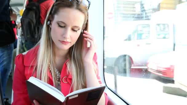 Donna che legge il libro sul tram — Video Stock