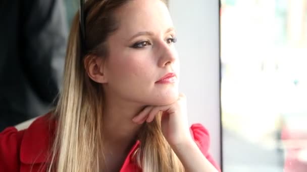 Mujer mirando por la ventana en tranvía — Vídeos de Stock