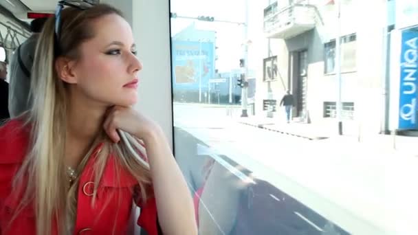 Vrouw rijden in de tram en keek uit het raam — Stockvideo