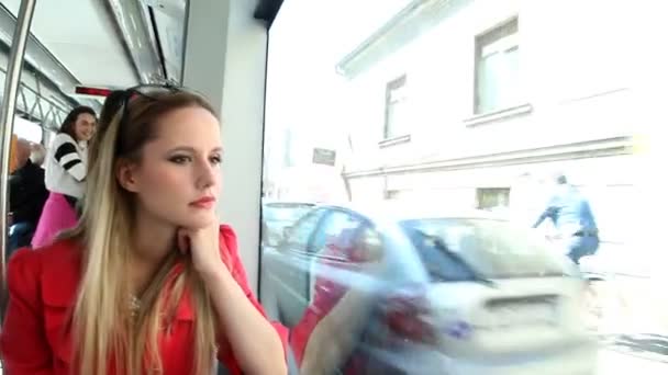 Vrouw rijden in de tram en keek uit het raam — Stockvideo