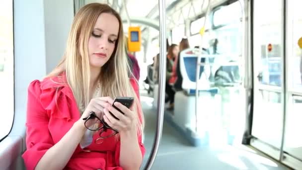 Žena, používání mobilního telefonu na tramvaj — Stock video