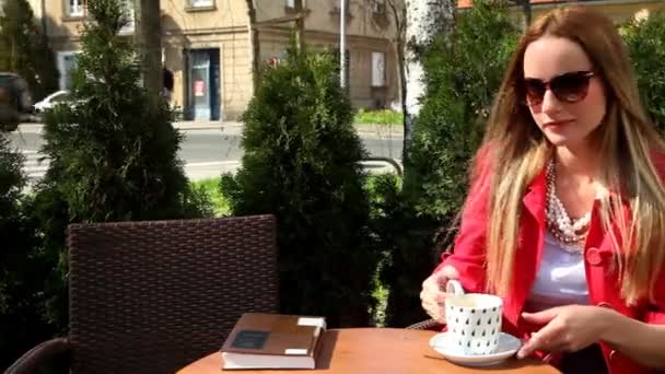 Blond woman sitting in coffee shop — Stock Video