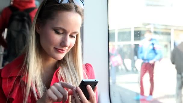 Mujer en tranvía escribiendo en el teléfono móvil — Vídeos de Stock