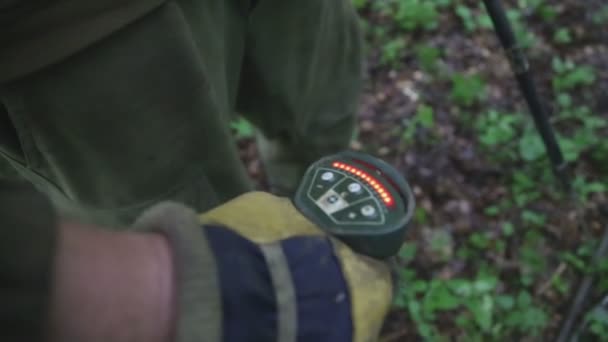 Hombre tratando de detectar el mío — Vídeos de Stock