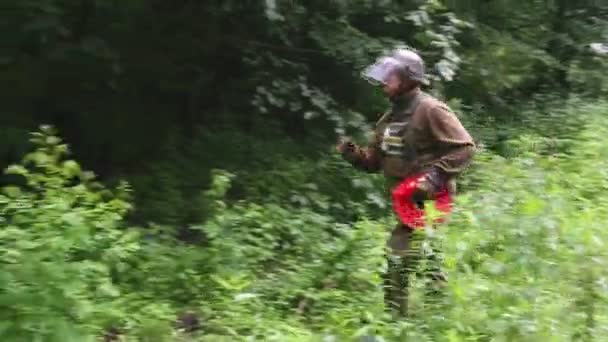 Man markering de ontmijning gebied in bos — Stockvideo