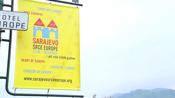 Sarajevo, corazón de Europa escrito en el signo amarillo . — Vídeos de Stock