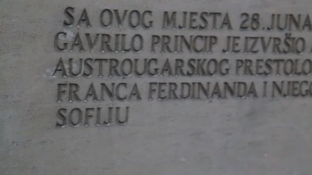 Monument av plats där en man mördad den österrikisk-ungerska tronföljaren — Stockvideo