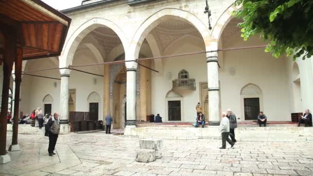 Peregrinos en la mezquita Bascarsija — Vídeos de Stock