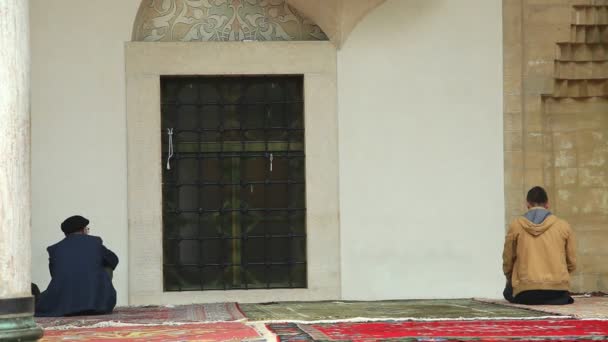 Peregrinos en la mezquita Bascarsija — Vídeo de stock