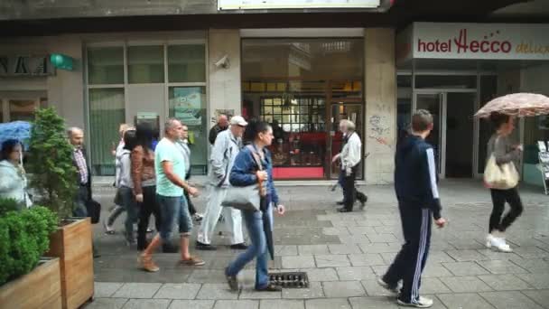 Pessoas que passam na rua pedonal — Vídeo de Stock