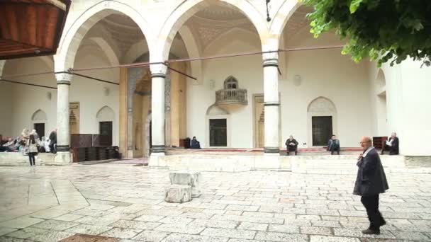 Peregrinos en la mezquita Bascarsija — Vídeos de Stock