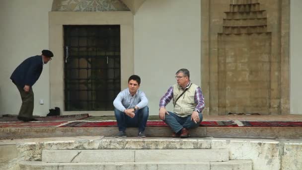 Peregrinos na mesquita Bascarsija — Vídeo de Stock
