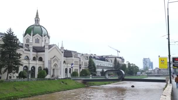 Vista del puente sobre el río Miljacka — Vídeos de Stock