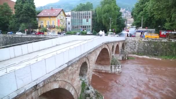 Gyönyörű kilátás a Latin híd — Stock videók