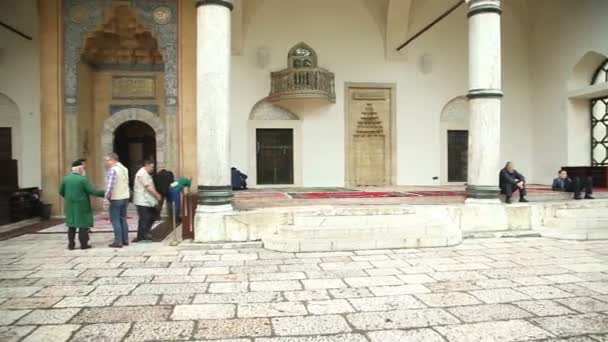 Peregrinos en la mezquita Bascarsija — Vídeos de Stock