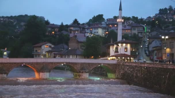 Bela vista noturna da ponte latina — Vídeo de Stock